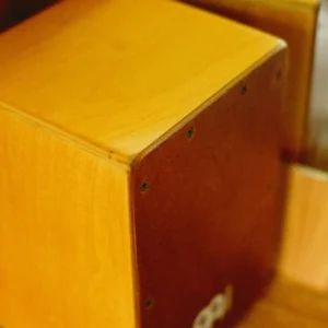Cajón acústico com esteira